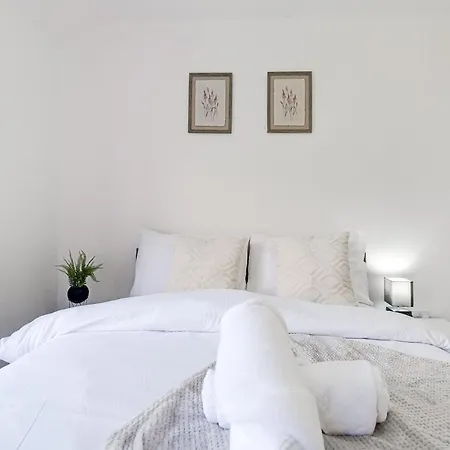 Comfy Home-vimy Road Holiday home
